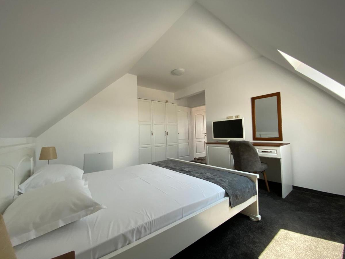 Villa Aqua Family Hotel Burgas Stad Buitenkant foto
